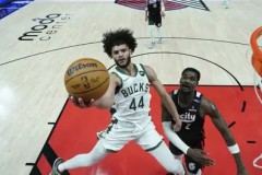 NBA选秀大会状元弗拉格加盟波特兰开拓者，传承32号球衣荣耀